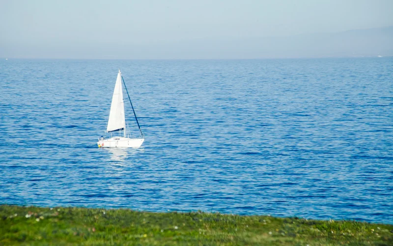 Velero en el mar en Galicia